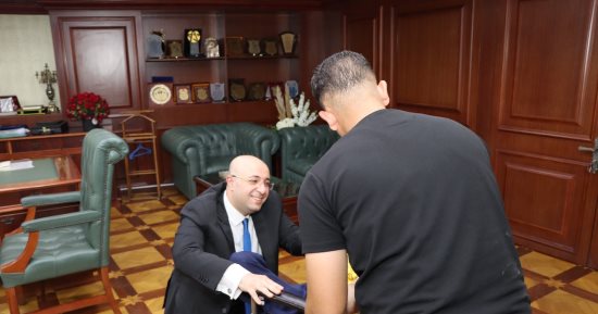 محافظ بني سويف يصطحب مواطن من ذوي الهمم ويوجه بتوفير كرسى متحرك له