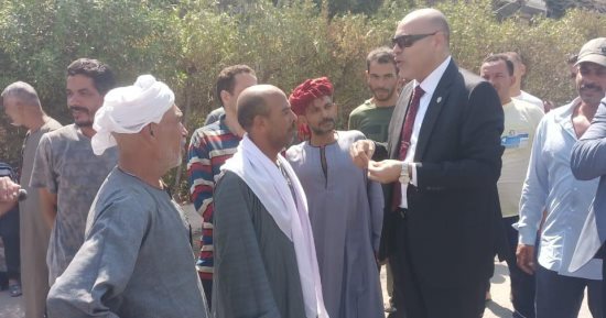وزير العمل يجرى جولة بين عمالة غير منتظمة فى التجمع الخامس.. صور