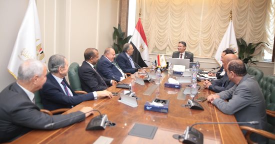 وزير التموين يبحث مع الغرف التجارية زيادة المعروض من السلع الغذائية بالأسواق