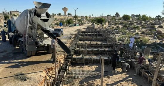 أهالى شمال سيناء يتكاتفون لتنفيذ مشروع خدمى جديد فى مقابر العريش