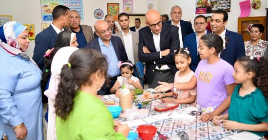 وزير التعليم يستمع لأسلوب التدريس من معلمات رياض الأطفال خلال زيارته لقنا