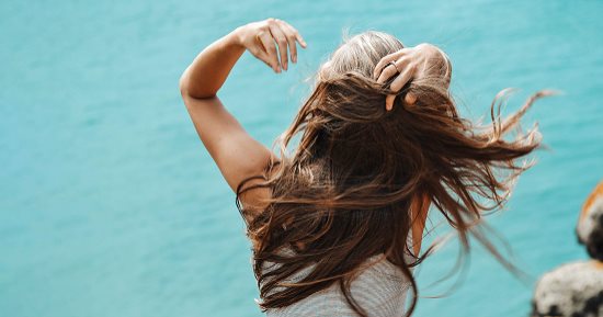 6 حيل لحماية شعرك في أيام الصيف.. واقي الشمس مش بس للبشرة