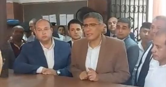محافظ الجيزة يوبخ العاملين بالمركز التكنولوجى بالبدرشين ويوجه بالتعاقد مع شركات صيانة.. فيديو