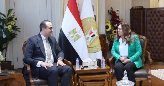 وزيرة التنمية المحلية تتابع مع رئيس هيئة الرعاية الصحية التأمين الصحى الشامل