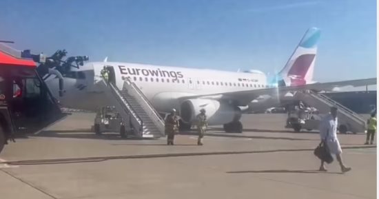 هبوط اضطراري لطائرة تقل مشجعين إنجليز من برلين بسبب رائحة غير محددة.. فيديو