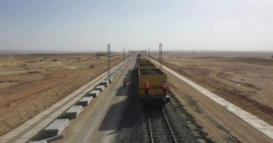 آخر أعمال تركيب قضبان الخط الأول للقطار الكهربائى السريع.. صور