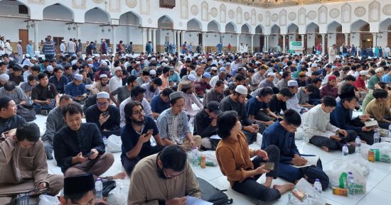 الأزهر يحيى ذكرى عاشوراء بإفطار جماعى للطلاب الوافدين لمدة 3 أيام.. صور
