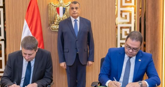 اتفاقية تعاون بين "بنها للصناعات الإلكترونية" و"تاليس" الفرنسية.. وزير الإنتاج الحربى: تستهدف التعاون في مجال التدريب والتطويرلإنتاج أجهزة الاتصال وأنظمة الإشارة.. وكريستوف سالمون: نتمنى تحقيق شراكة استراتيجية 