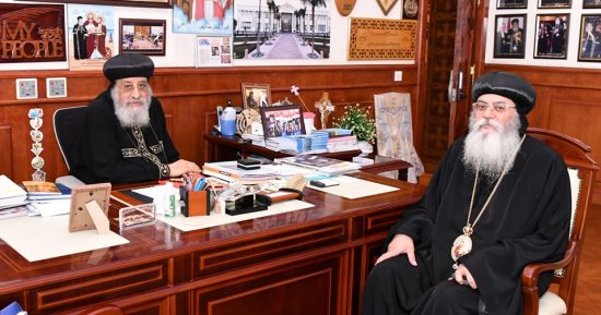 البابا تواضروس الثانى يستقبل مطران القدس فى المقر الباباوى 