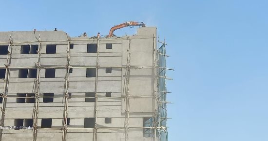 إزالة طابقين بعقار مخالف بحى المقطم