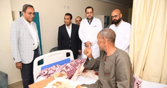 محافظ قنا يطمئن على مستوى الخدمات الطبية بنجع حمادى