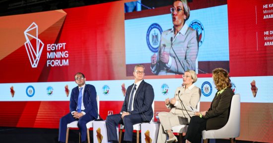 وزيرة البيئة: تعاون مع البترول لطرح خارطة طريق للمستثمرين تراعى الأبعاد البيئية فى قطاع التعدين