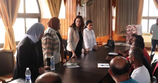 نائبة محافظ الجيزة تفتتح فصلا لمحو الأمية للعاملين بالأهرامات