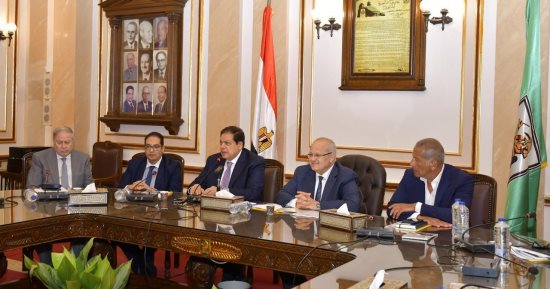 رئيس جامعة القاهرة  يستعرض تطورات المرحلة الأولى لمستشفى المعهد القومي للأورام 