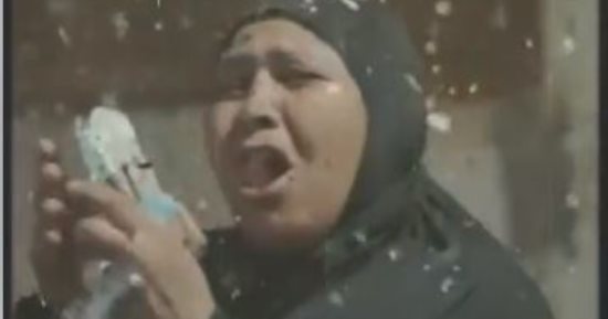 الحاجة صباح ست بـ 100 راجل.. كشكها اتقفل وكانت هتتحبس.. مسحت سلالم وغسلت سجاد لتربية بناتها بالحلال بعد انفصالها عن زوجها.. ومبادرة حياة كريمة تكفلت بسداد ديونها وأعادت فتح مصدر رزقها.. فيديو وصور