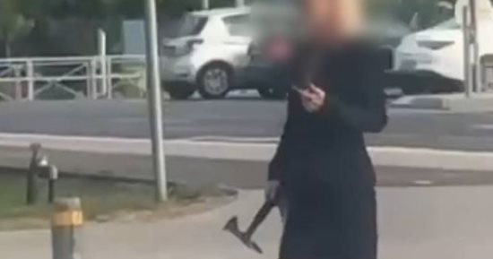 إسرائيلية تقتل ابنها طعنا بالفأس.. وشرطة الاحتلال تطالب بتمديد اعتقالها