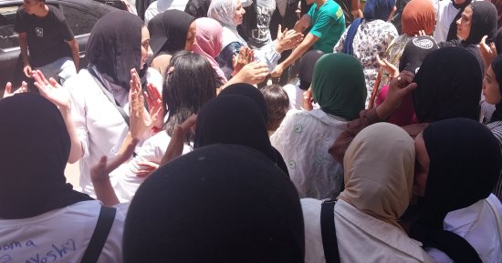طبل وأغانى وزغاريد لطلاب الثانوية العامة عقب خروجهم من آخر أيام الامتحانات.. فيديو