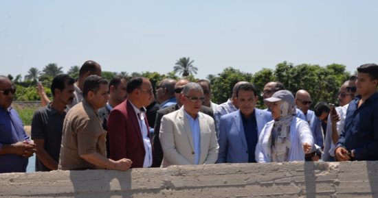 محافظ الإسماعيلية يتفقد إنشاء كوبرى معدنى على طريق الإسماعيلية السويس الزراعى