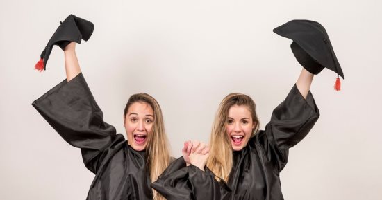 4 أفكار لإطلالات حفلة التخرج.. اختاري المناسب لذوقك وأجواء الحفل