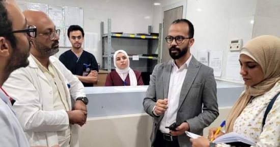 مدير فرع هيئة الرعاية الصحية بأسوان يتابع تجهيز غرف الأشعة بالمراكز الطبية