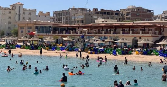 "هربا من الحر" إقبال المواطنين على الشواطئ بالغردقة.. مباشر