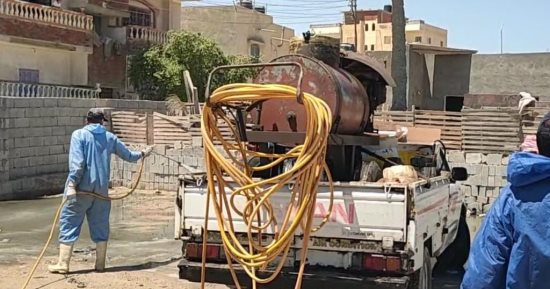 تطهير المناطق المتضررة من تعطل محطة الصرف بالعريش