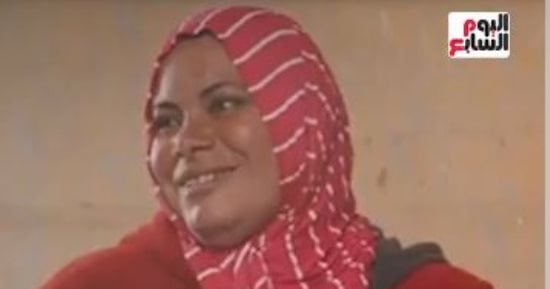 حكاية الست "نورا" وحلمها الذى حولته حياة كريمة لحقيقة.. الشلل النصفى منعها من العمل بالأراضى الزراعية.. تمنت مشروع صغير لها فساعدتها المبادرة بالأغنام لتبدأ الطريق.. وطموحها رؤية أطفالها مفيدين للمجتمع.. فيديو