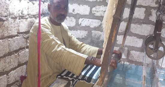 "الكليم أو المفرش" صناعة يديوية تراثية تحارب من أجل البقاء.. قرية التوارة الأشهر فى الصناعة بسوهاج.. النول الخشبى يعود لعصر الفراعنة والمكوك والدف أهم مكونات الصنعة.. الكليم منها بالخيوط ومنه بقصاصات.. صور