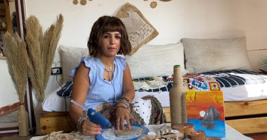 أوعى ترمي الزبالة.. توتا حولت بيتها لتحفة فنية من المخلفات