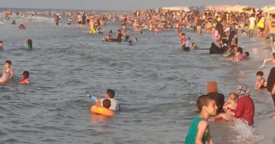 هربا من ارتفاع الحرارة.. لجوء الآلاف لمياه البحر المتوسط بـ6 شواطئ فى بلطيم.. صور
