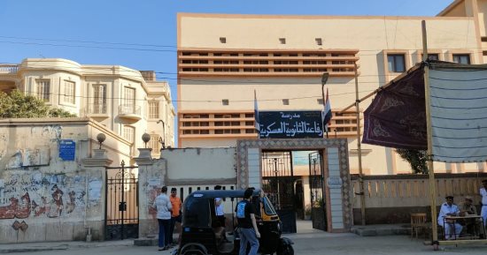 توافد طلاب الثانوية العامة بسوهاج على اللجان لأداء امتحان الديناميكا