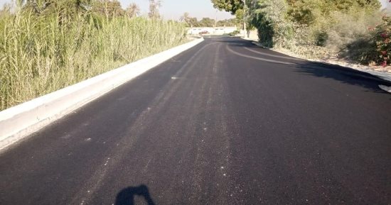 بدء رصف طريق ترعة محمود خليل بمنشأة القناطر فى الجيزة.. صور