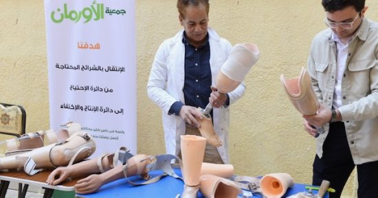تسليم 5 أجهزة تعويضية وكراسي متحركة للمرضى غير القادرين بسوهاج