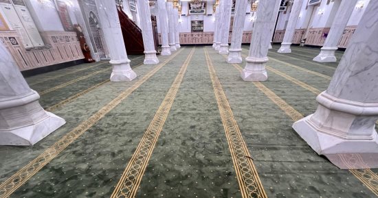 مسجد السيدة نفيسة (رضى الله عنها) بحلة جديدة بعد تجديد فرشه.. صور