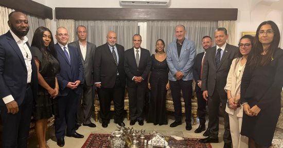 وزير الخارجية يلتقى مع كبار رجال الأعمال الغانيين خلال زيارته إلى أكرا