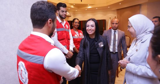 وزيرة التضامن تتفقد الهلال الأحمر المصري وتعلن تقديم 24 ألف طن مساعدات لغزة