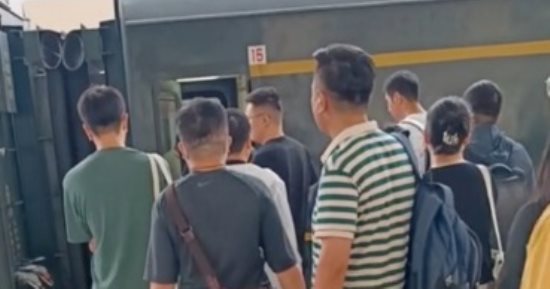 علشان يفضل جنب مراته.. صينى يشارك تفاصيل رحلته الصعبة يوميا إلى العمل