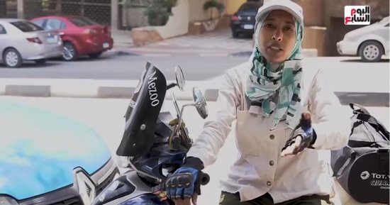 ضل "موتوسيكل" ولا ضل راجل.. سارة تعرضت للطلاق فتحولت لأشهر "دليفري" فى مصر