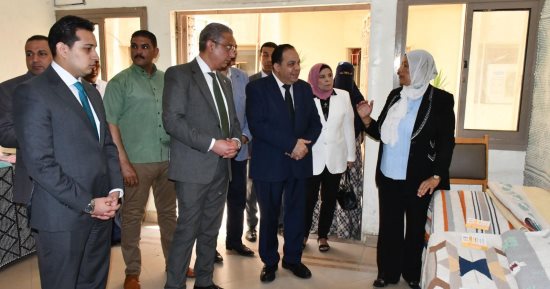 محافظ الفيوم ورئيس هيئة محو الأمية يبحثان آليات تنفيذ ندوات توعوية