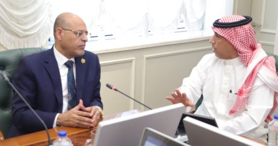 وزير العمل يستمع من شركة سعودية عن برنامج الفحص المهني للراغبين بالسفر للمملكة