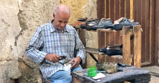 إسكافى من الزمن الجميل.. عم جمال 54 سنة فى صناعة الأحذية ولا يزال يصنعها يدويا.. تعلم المهنة منذ الصغر ومنتجاته توزع على المحافظات.. ويصنع أحذية من الجلد الطبيعى بأسعار تبدأ من 100 جنيه.. صور
