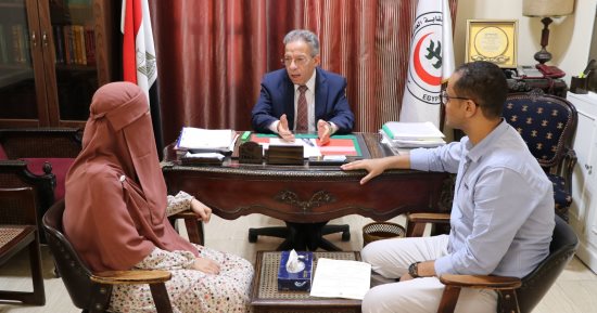 نقيب الأطباء يستقبل طبيبة سوهاج بمقر النقابة ويؤكد دعم النقابة الكامل لها