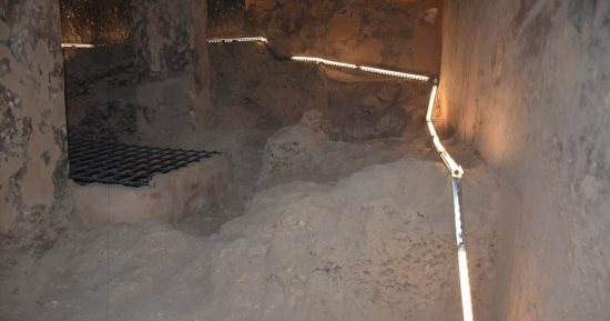 مقابر الحواويش بسوهاج نقوشها تحكى المناظر الجنائزية وتقديم القرابين.. صور