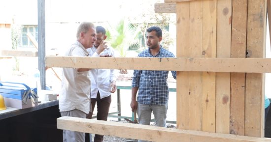وزير العمل يُعلن بدء اختبارات المُتقدمين على مهنة "نجار مُسلح" للعمل في الإمارات