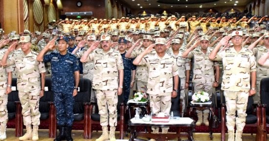 وزير الدفاع يلتقى رجال القوات المسلحة بالمنطقة الشمالية وقيادة "البحرية"