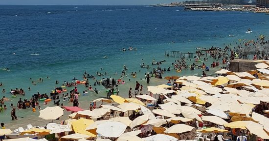 موجة شديدة الحرارة فى ذروة منخفض الهند الموسمى.. ارتفاع درجات الحرارة فى الإسكندرية لـ37 درجة والانكسار الجمعة.. "السياحة والمصايف" تحذر من التيارات المائية غربا.. وترفع الرايات الصفراء التحذيرية.. فيديو وصور