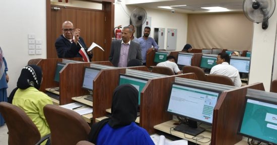 رئيس جامعة الأقصر يتفقد امتحانات نهاية العام بكلية الطب.. صور  