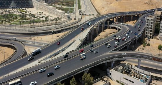 مشروعات النقل وتطوير شبكات الطرق فى مصر تخفض الانبعاثات الكربونية 8٪.. وتشجع 40% من مستخدمى السيارات الخاصة لاستخدام وسائل نقل صديقة البيئة.. تربط بين المحافظات وتوفر 8 مليارات دولار سنويا