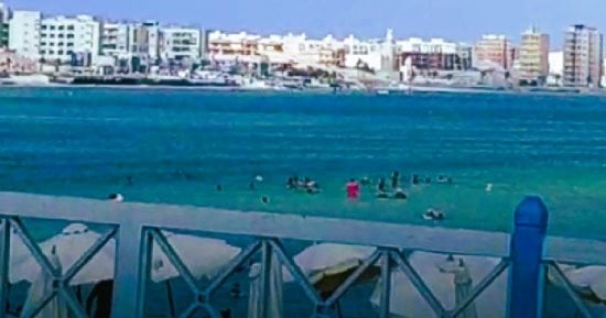 أجواء غائمة وطقس معتدل على شواطئ مطروح والحرارة 33 درجة.. فيديو