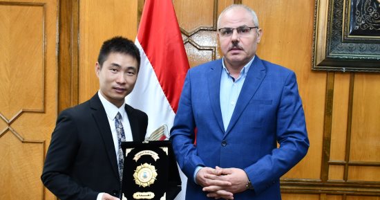 جامعة قناة السويس تكرم المدير الصينى لمعهد كونفوشيوس بمناسبة انتهاء فترة عمله